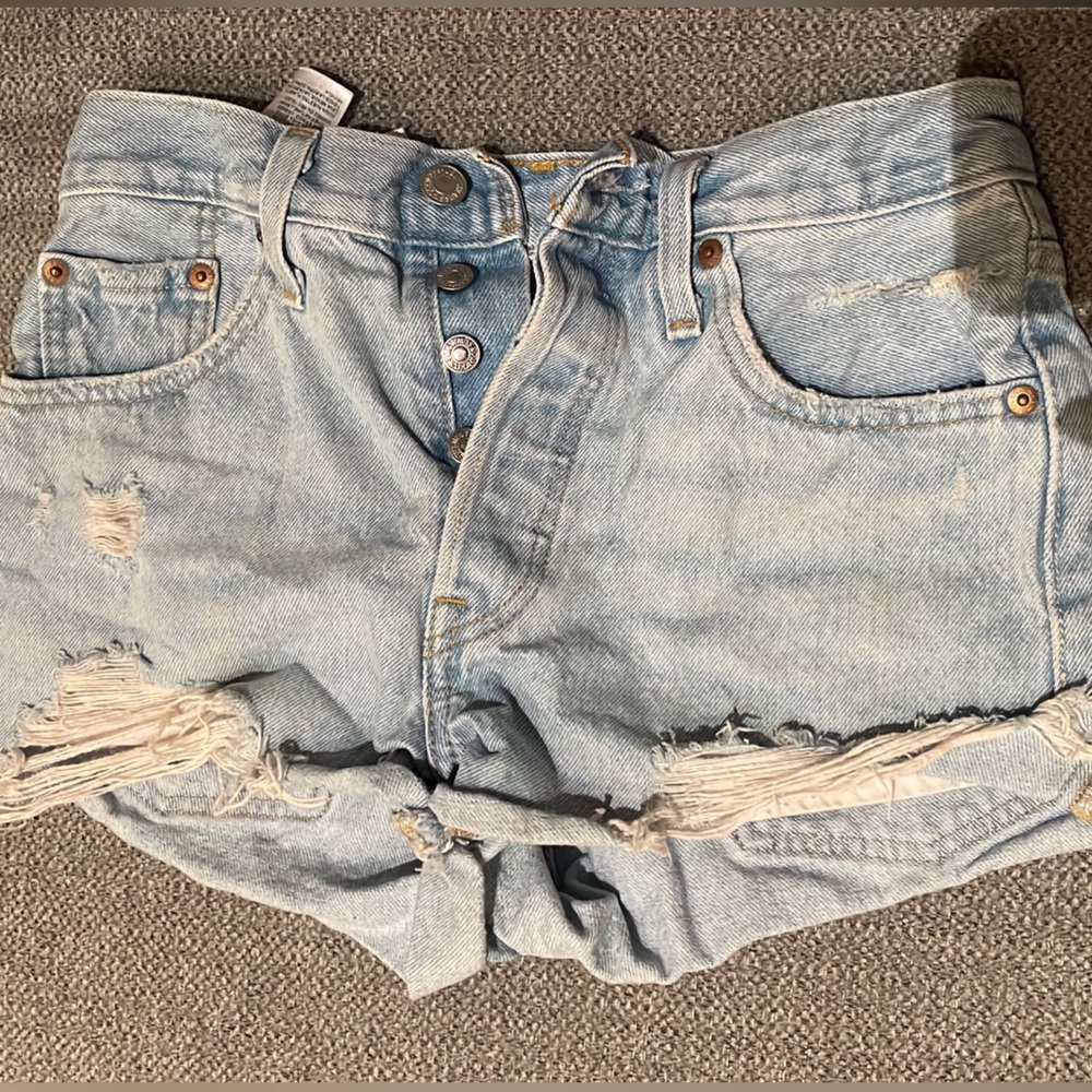 Light wash distressed Levi shorts